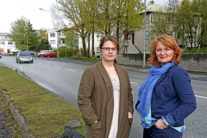 Margrét Gauja Magnúsdóttir og Rósa Guðbjartsdóttir. Íbúar við Strandgötu hafa lengi krafist endurbóta sem nú verða að veruleika. Bæjarfulltrúar deila um réttmæti þess að færa hluta kostnaðarins yfir á næsta ár.