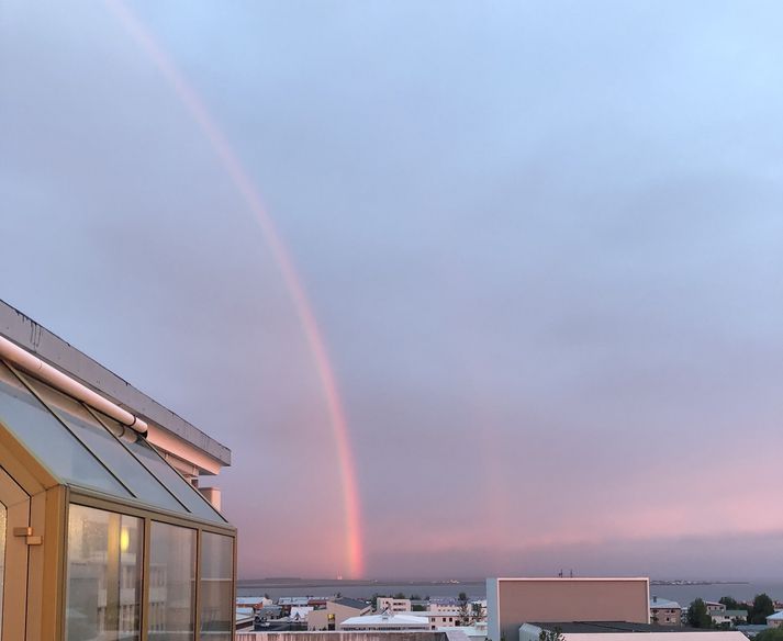 Regnboginn var fallegur á að líta á miðnætti í gær.