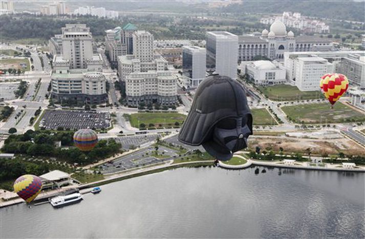 Darth Vader var grimmur á svip að vanda.