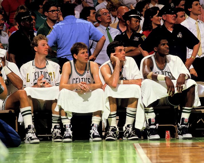 Danny Ainge eldri við hlið Larry Bird og Kevin McHale á bekk Boston Celtics liðsins.