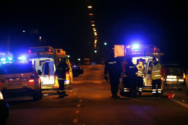 Lögregla og sjúkraflutningamenn á vettvangi í gær.