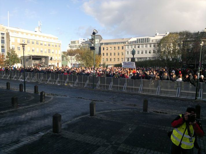 Fjöldi fólks mótmælir á Austurvelli.