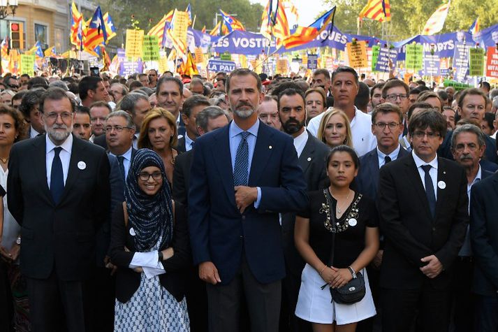 Filippus Spánarkonungur (f.m.) og Mariano Rajoy, forsætisráðherra (t.v.) gengu í fylkingarbroddi í gær.