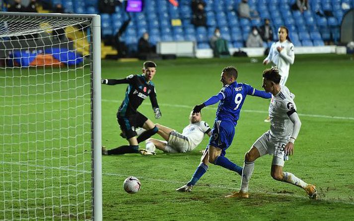 Vardy skorar þriðja mark Leicester.