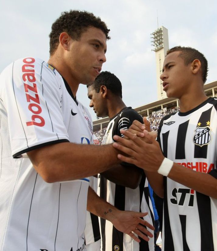 Neymar heilsar Ronaldo.