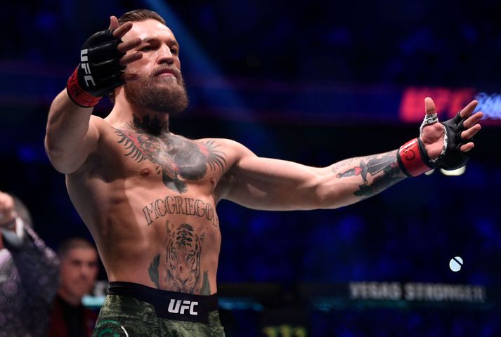 Conor McGregor svaraði loksins símanum og var síðan stjarna fyrsta bardagakvöldsins í Stokkhólmi.