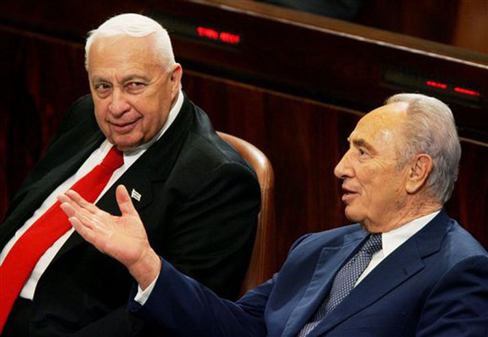 Shimon Peres sést hér ásamt Ariel Sharon, forsætisráðherra Ísraels.