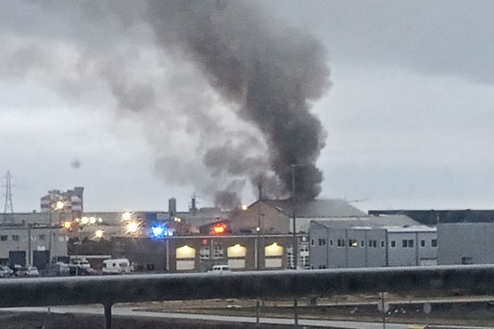 Allt tiltækt slökkvilið var kallað út vegna eldsins sem kviknaði í móttökustöð Terra á Berghellu 1 í Hafnarfirði.