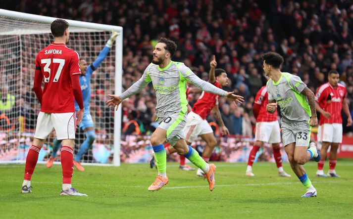 Rayan Cherki fagnar sigurmarki sínu fyrir Manchester City en leikmenn Nottingham Forest eru mjög ósáttir.