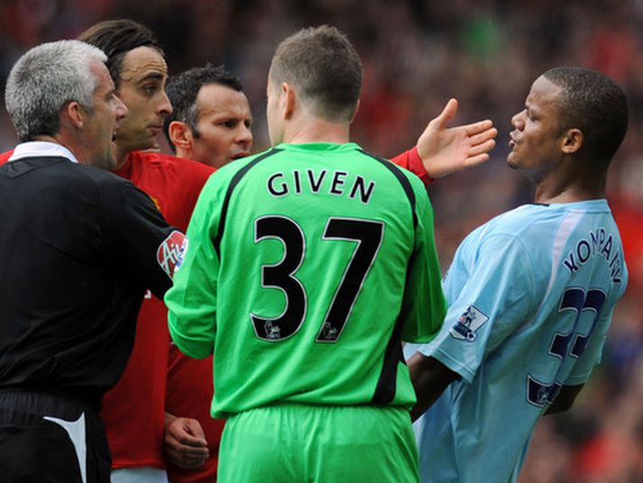 Vincent Kompany tjáir sig við dómara í derby-slagnum á móti Manchester United.