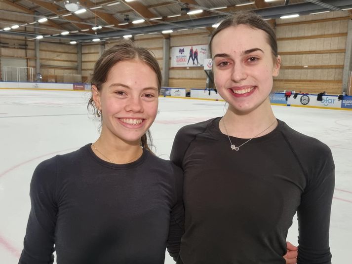 Þær Georgina Yardy og Brynn Wilkinson eru hæstánægðar með að fá að koma til Íslands í nokkra daga.