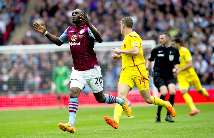Benteke fagnar marki sínu gegn Liverpool í undanúrslitum ensku bikarkeppninnar í vor.