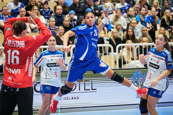 Thea Imani Sturludóttir skoraði sex mörk á móti Færeyjum í kvöld og var markahæst í íslenska liðinu.