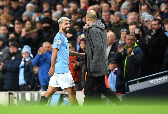 Það var létt yfir Sergio Aguero þegar Pep Guardiola tók hann af velli enda búinn að skora þrennu og sigur Manchester City í höfn.