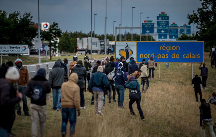 Flóttamenn stefna á Ermarsundsgöngin sem liggja á milli Frakklands og Englands.