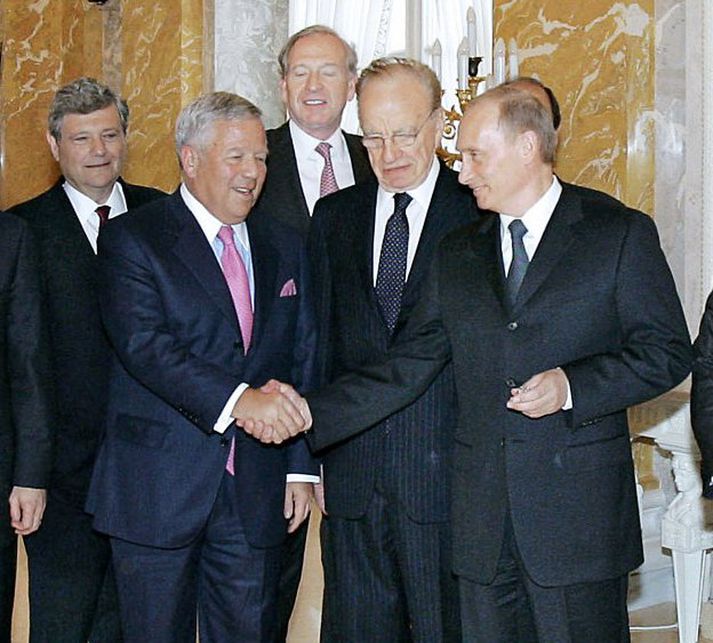 Kraft og Putin er forsetinn stal hringnum. Hann er þarna með hann í hendinni. Putin stakk svo hringnum í vasann og lét sig hverfa.