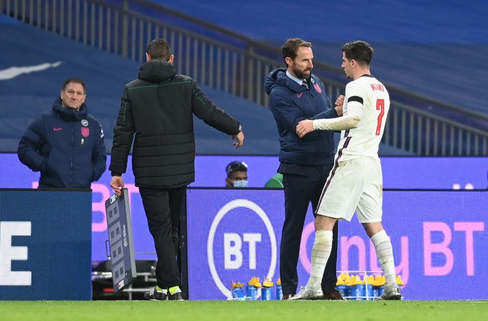 Gareth Southgate tekur í spaðann á Mason Mount sem skoraði annað mark Englands.