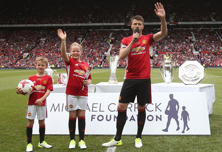 Carrick ávarpar áhorfendur á Old Trafford fyrir góðgerðarleikinn í gær.