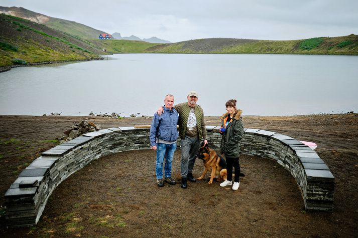 Hér standa Tolli, Agnar Bragason, Karen Lísa Morthens og hundurinn Krummi þar sem hofið mun standa.