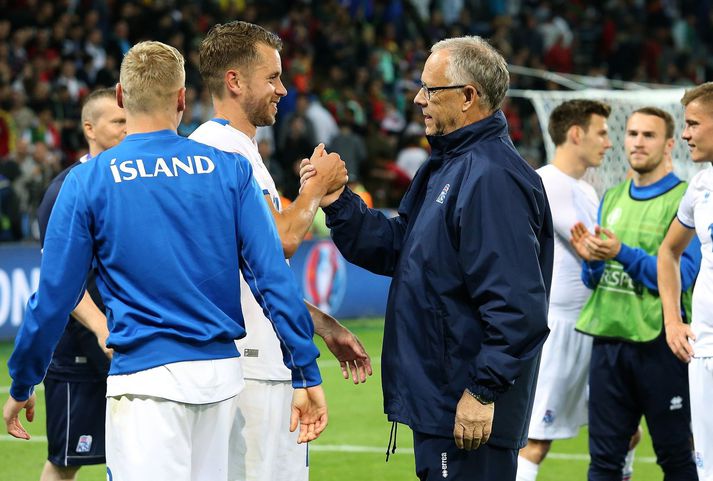 Lars Lagerbäck og Kári Árnason fagna 1-1 jafnteflinu gegn Portúgal á Stade Geoffroy-Guichard í Saint-Etienne á EM í Frakklandi 2016. Lars hætti að þjálfa landsliðið að mótinu loknu,.