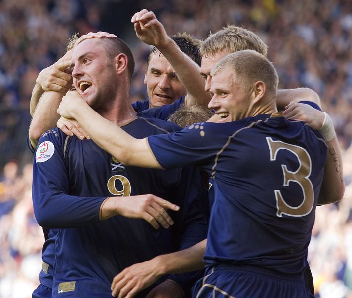 Skotar fagna marki Kris Boyd.