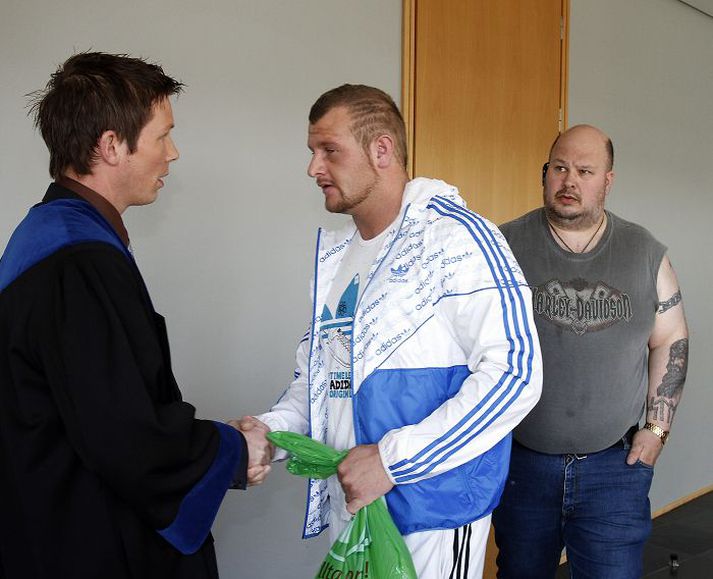 Sigmundur Geir Helgason, Simbi, er ákærður í öllum málunum en neitar sök. Faðir hans (til hægri) mætti til að fylgjast með þinghaldinu, en yngri sonurinn er þar einnig ákærður.Fréttablaðið/gva