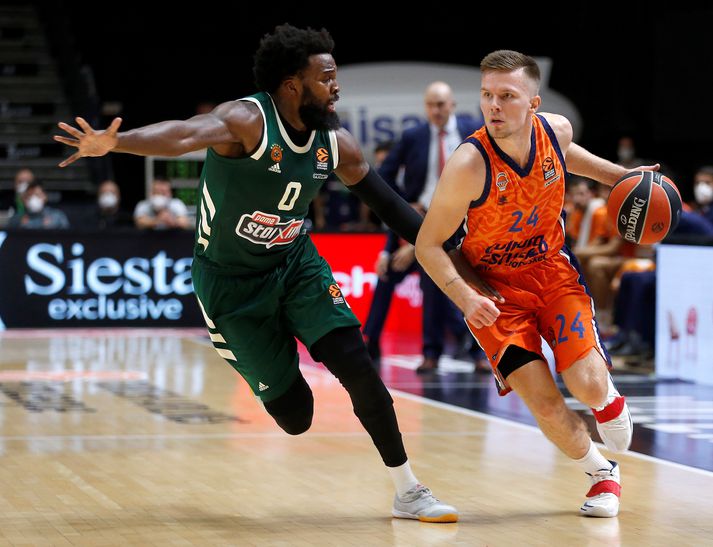 Valencia Basket vs Panathinaikos epa08826355 Valencia Basket's Martin Hermannsson (R) in action against Shelvin Mack (L) of Panathinaikos during the Euroleague game between Valencia Basket and Panathinaikos at Fuente de San Luis pavilion in Valencia, eastern Spain, 17 November 2020. EPA-EFE/Miguel Angel Polo