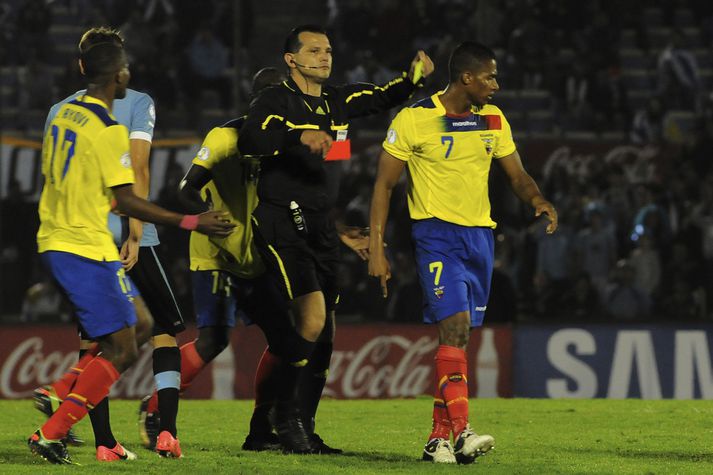 Valencia fær hér rauða spjaldið í leiknum.