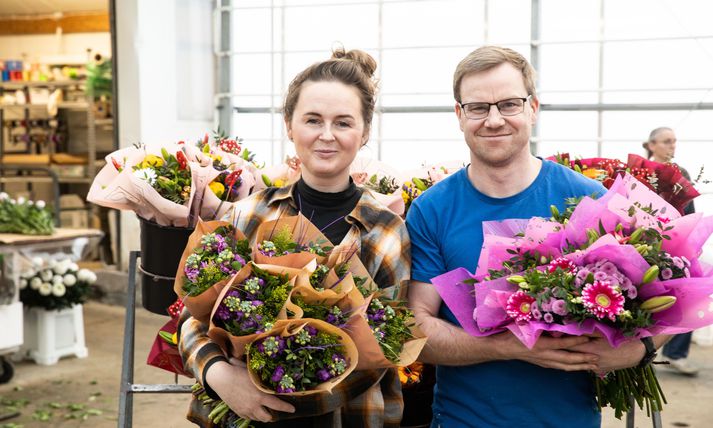 Axel Sæland, garðyrkju og blómabóndi á Espiflöt í Reykholti í Biskupstungum í Bláskógabyggð, ásamt konu sinni, Heiðu Pálrúnu Leifsdóttur en þau eiga stöðina saman. Heiða á von á risa blómvendi frá sínum manni á konudaginn.