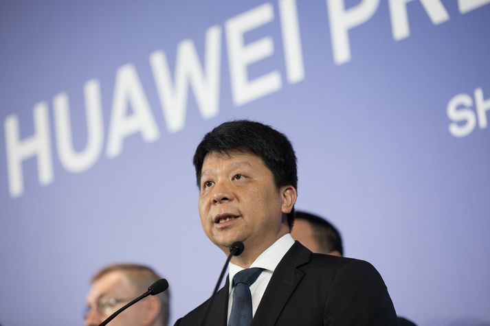 Guo Ping, stjórnarformaður Huawei, á blaðamannafundi í Shenzhen þar sem hann var spurður um málsóknina.