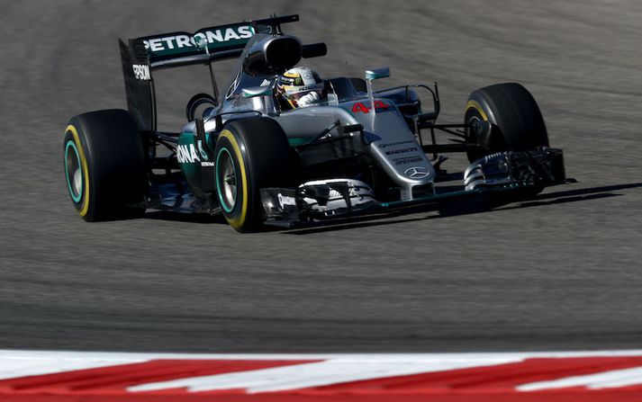 Lewis Hamilton á Mercedes var fljótastur á fyrri æfingu dagsins en þriðji á þeirri næstu.