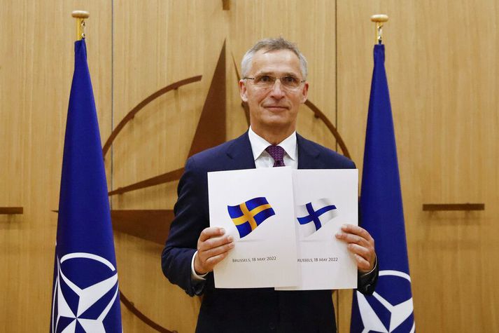 Stoltenberg með umsóknirnar tvær.