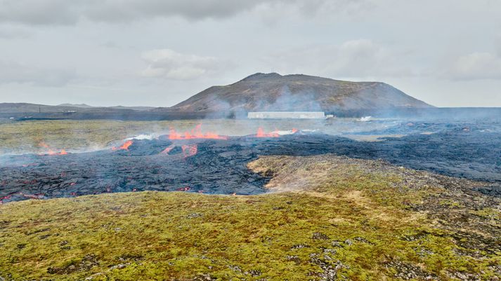 Myndin er tekin í eldgosi sem hófst 1. apríl í fyrra. 