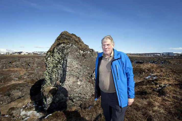 Formaður Hraunavina segir margvísleg verðmæti glatast verði af lagningu nýs Álftanesvegar. Meðal annars muni kletturinn Ófeigskirkja hverfa og það vekja reiði í hulduheimum.