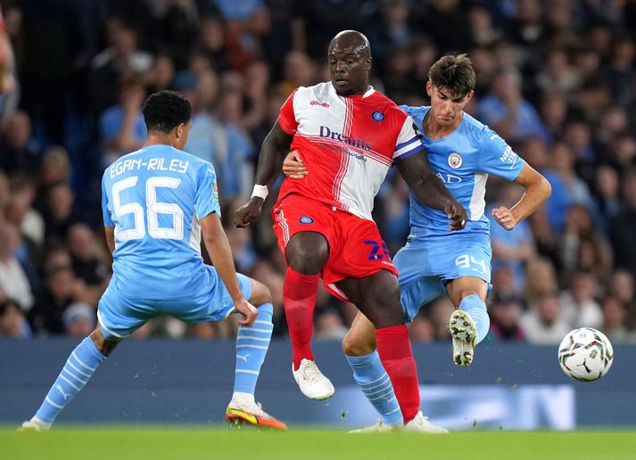 Ungir varnarmenn Manchester City þurftu að hafa mikið fyrir því að stöðva Adebayo Akinfenwa, framherja Wycombe Wanderers.