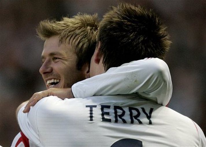 Terry faðmar félaga sinn David Beckham