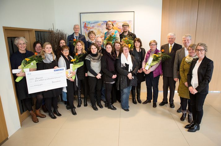 Vinningshafar Samfélagsverðlauna Fréttablaðsins. Fulltrúar Stígamóta, fulltrúar Grensásdeildar, Jón Freyr Þórarinsson, Halldór og Kári Auðar og Svanssynir, Hafdís Árnadóttir, Ólafur Ragnar Grímsson ásamt dómnefndinni: Guðmundi Andra Thorssyni, Guðrúnu Ögmundsdóttur og Kristínu Þorsteinsdóttur.