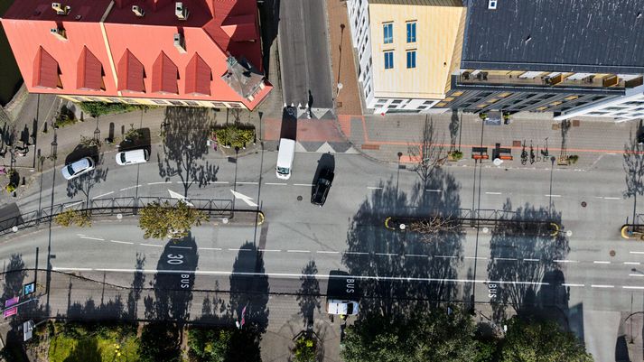 Svona líta gatnamótin út í dag. Lagt er að til að sett verði upp ljósastýring, fléttun akreina verði fyrr og að rútustæði verði stytt. 