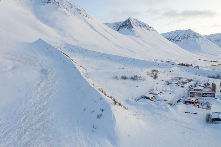 Snjóflóð féllu sitthvoru megin við varnargarðinn á Flateyri.