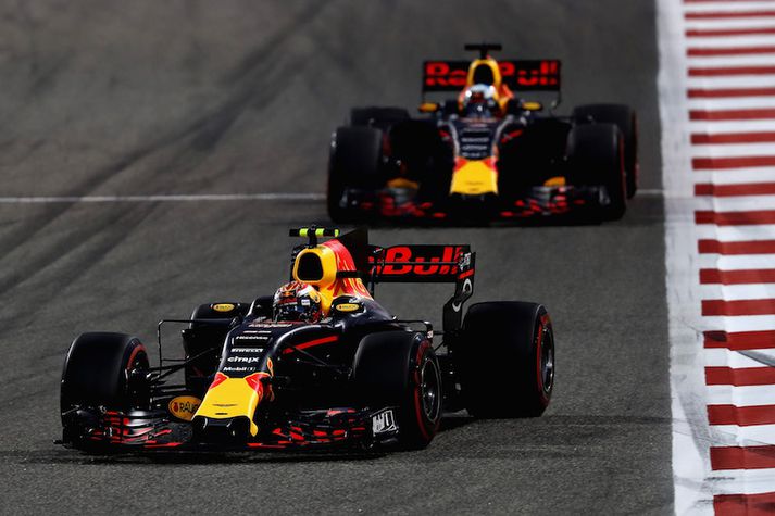 Ökumenn Red Bull, Max Verstappen og Daniel Ricciardo glíma á brautinni í Barein.