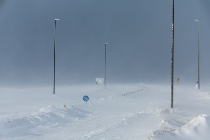 Lægðinni hefur fylgt mikil snjókoma.