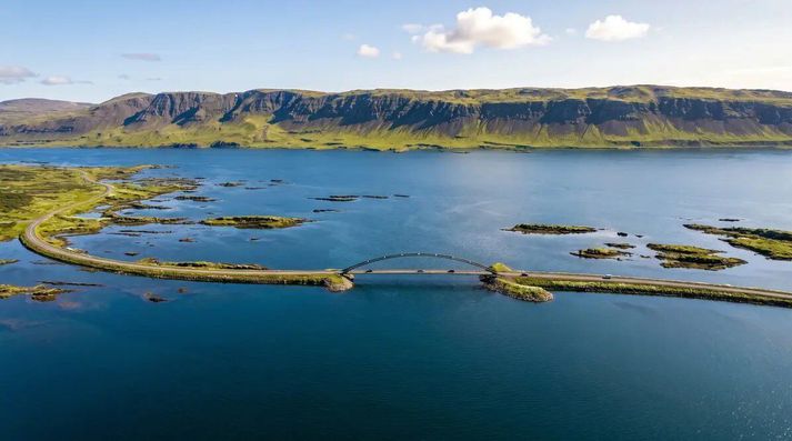 Fyrirhuguð stálbogabrú yfir Djúpafjörð við norðanverðan Breiðafjörð. Ofarlega til vinstri opnast Þorskafjörður.