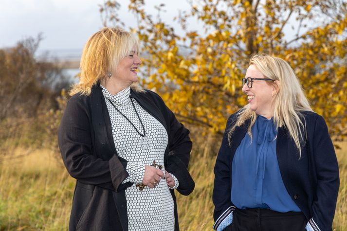 Á fimmtugsaldri er algengt að fólk stokki upp ýmsu í lífinu, til dæmis vinnu og hjónabandi.  En það er líka algengt að fólk sé búið að koma sér fyrir í þægindahring og staðnað og þá má jafnvel velta fyrir sér hvort fólk myndi fá sitt eigið starf í dag væri það auglýst? Herdís Pála Pálsdóttir og dr. Árelía Eydís Guðmundsdóttir standa fyrir námskeiðinu Ferillinn eftir fertugt. 