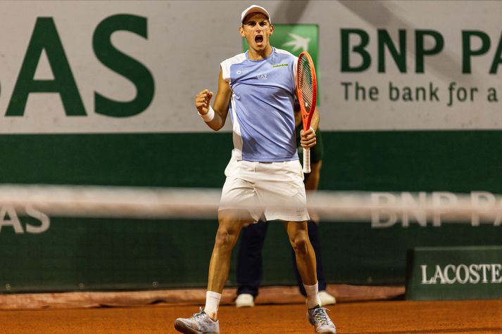 Matteo Arnaldi vann brábærann sigur í gær og komst í 8-liða úrslit á Opna franska mótinu í tennis.