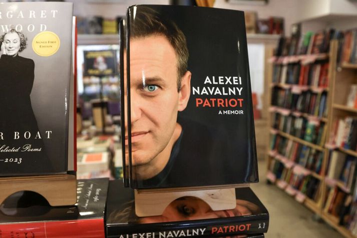 Ævisaga Alexei Navalní er á lista rússneskra stjórnvalda um öfgaefni sem er bannað að leita að á netinu. Bókin kom út að Navalní látnum en hann lést í gúlagi Vladímírs Pútín forseta.