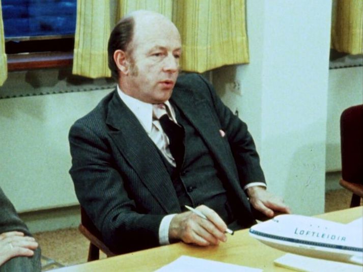 Jóhannes Einarsson með líkan af Boeing 747 í litum Loftleiða í stjórnarherbergi Flugleiða skömmu eftir sameiningu flugfélaganna árið 1973. Jóhannes var í samninganefnd Loftleiða við Boeing. Hann lék síðar lykilhlutverk í kaupum Cargolux á júmbó-þotum.