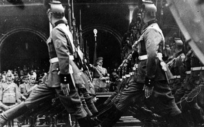 Þýsk hersveit marsérar fram hjá Adolf Hitler.
