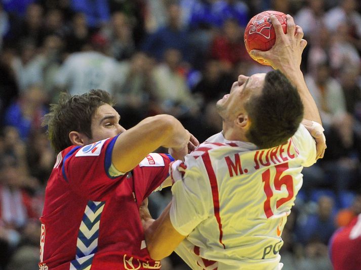 Serbinn Nikola Manojlovic tekur hressilega á Pólverjanum Mihal Jurecki.