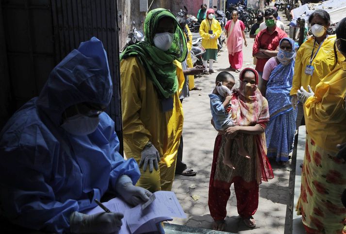 Íbúar Mumbai bíða eftir niðurstöðum úr skimun fyrir Covid-19, sjúkdómnum sem nýja kórónuveiran veldur.