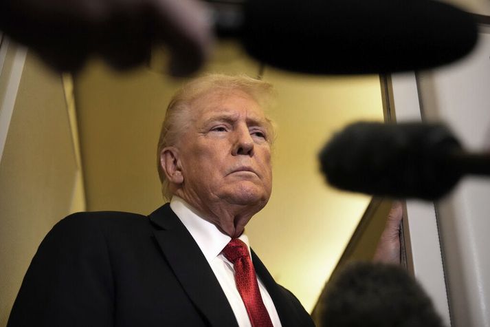 Donald Trump Bandaríkjaforseti ræddi við blaðamenn um borð í bandarísku forsetaflugvélinni í gær. 